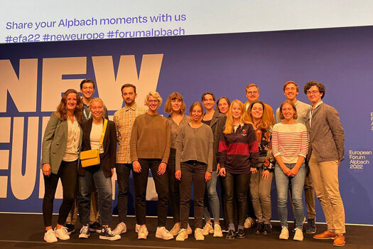 Gruppenbild von Scholarship-Empfängern auf der Bühne des Forum Alpbach