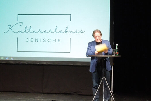 Bühnenfoto während des Vortrags von und mit Horst Schreiber