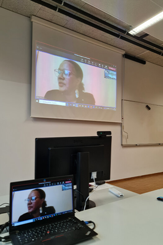 Bildschirme zeigen die Online-Vorlesung der afrikanischen Lehrenden während ihres Vortrags.