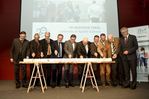 Die Ehrengäste beim Anschnitt der Jubiläumstorte anlässlich des 20-jährigen Bestehens der FH Kufstein Tirol