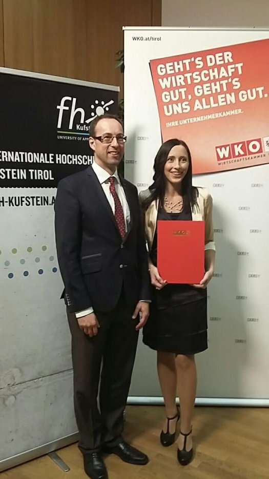 Prof. (FH) PD Dr. Mario Döller, Rektor der FH Kufstein Tirol mit der Preisträgerin Mag. Michaela Gahbauer, MA