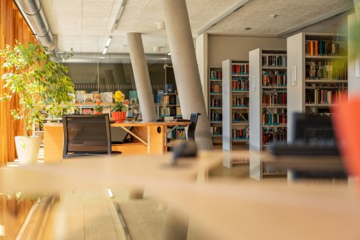 Die neue Bibliothek verfügt nun über ein großes Angebot für Jung und Alt. © FH Kufstein Tirol