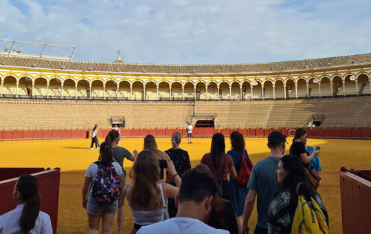 Die Studierenden des berufsbegleitenden Bachelorstudiengangs Sport,- Kultur & Veranstaltungsmanagement bei ihrem Besuch der Plaza de Toros, der Stierkampfarena in Sevilla.