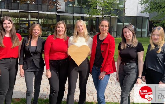 Die sieben Studentinnen des Praxisprojekts Herzensmensch Tirol auf dem Campus der FH Kufstein Tirol.