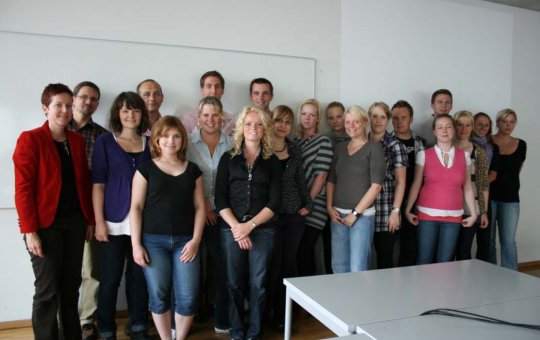 Die TeilnehmerInnen am Facility Management Sommer Programm an der FH Kufstein; Links: Betreuerin Ass.Prof. (FH) Verena Hotter