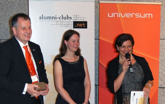 Dipl.-Kfm. Christian Kramberg (Vorsitzender alumni-clubs.net e.V); Anne Schmitt (UNIVERSUM); Mag. (FH) Martina Mayer (Leiterin Alumni & Career Services FH Kufstein) 
