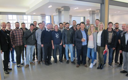 Die Masterstudierenden des Studiengangs ERP-Systeme & Geschäftsprozessmanagement im Haushaltsgerätewerk von Bosch in Traunreut.