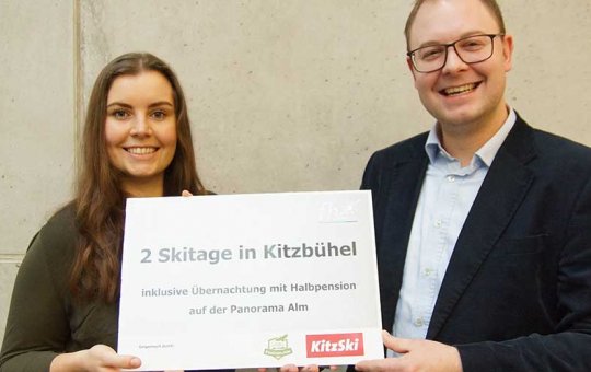 Snowtrip-Gewinnerin Julia Riegler mit Mag. Maximilian Kaltner von der FH Kufstein Tirol