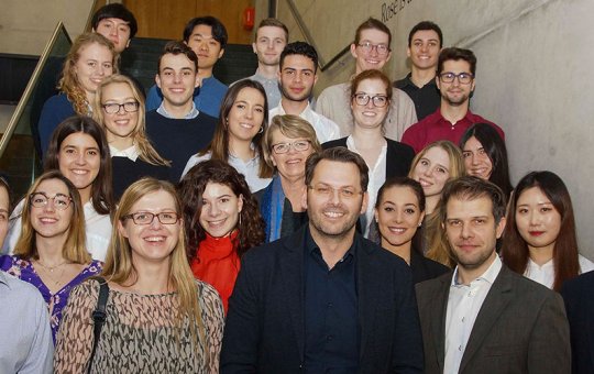 Incoming-Students mit Mitarbeitern der Stadtwerke Kufstein, der Kufgem und Lektoren der Fachhochschule Kufstein Tirol
