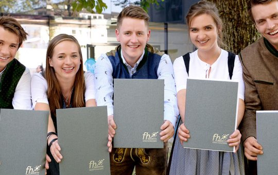 Absolventinnen und Absolventen präsentieren ihre Urkunden bei der Sponsion 2018 der FH Kufstein Tirol