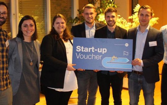 Die Gewinnergruppe mit ihrem Projekt „Glodn – das nachhaltige Ladekonzept mit Anreizprogramm“ bei der Verleihung des Start-up - Vouchers
