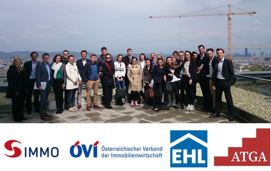 Gruppenbild des Studiengangs Facilitymanagement & Immobilienwirtschaft auf Exkursion in Wien
