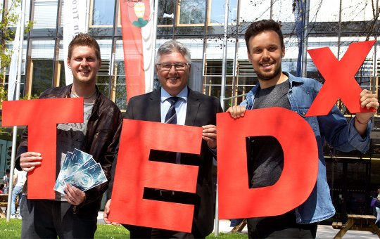 Zwei studentische TEDx-Organisatoren mit dem Hauptsponsor des Events Sparkasse Kufstein vertreten durch Prok. Mag. Alois Loder (Mitte)