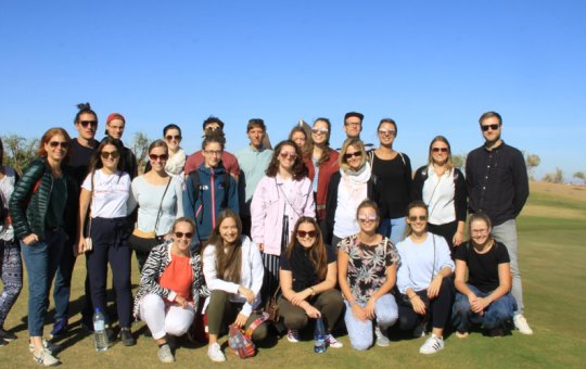 Die Studiengangsgruppe mit Begleitung am Golfplatz AL MAADEN Golfresort in Marokko.