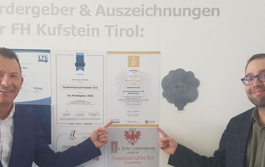 Der Geschäftsführer und der Leiter des Personalmanagements der FH Kufstein Tirol freuen sich über die Auszeichnung.
