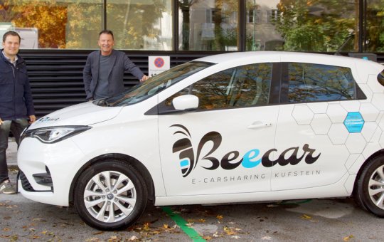 Beecar Projektleiter und FH-Geschäftsführer freuen sich über den neuen Beecar Standort an der FH Kufstein Tirol. 