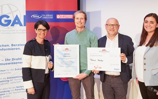 Absolvent der FH Kufstein Tirol erhält mit seiner Bachelorarbeit den 3. Platz bei der „Tourissimus“ Preisverleihung. BSO Petra Nocker-Schwarzenbacher (WKO), Patrick Marcher, Josef Peterleithner (TUI Austria) & Julia Stelzl (ÖGAF) v.l.n.r.
