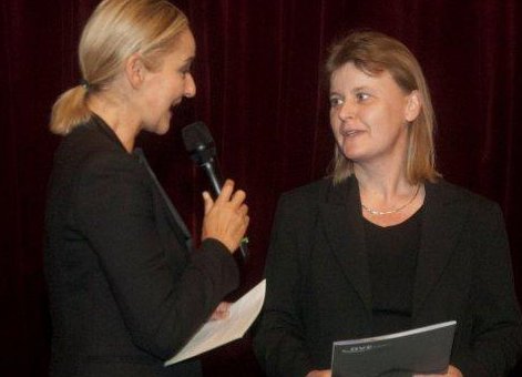 Die Preisträgerin (rechts) Annette Nienhaus, MA mit ORF-Moderatorin Sybille Brunner