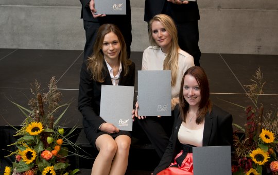Absolventen der FH Kufstein mit ihren Urkunden