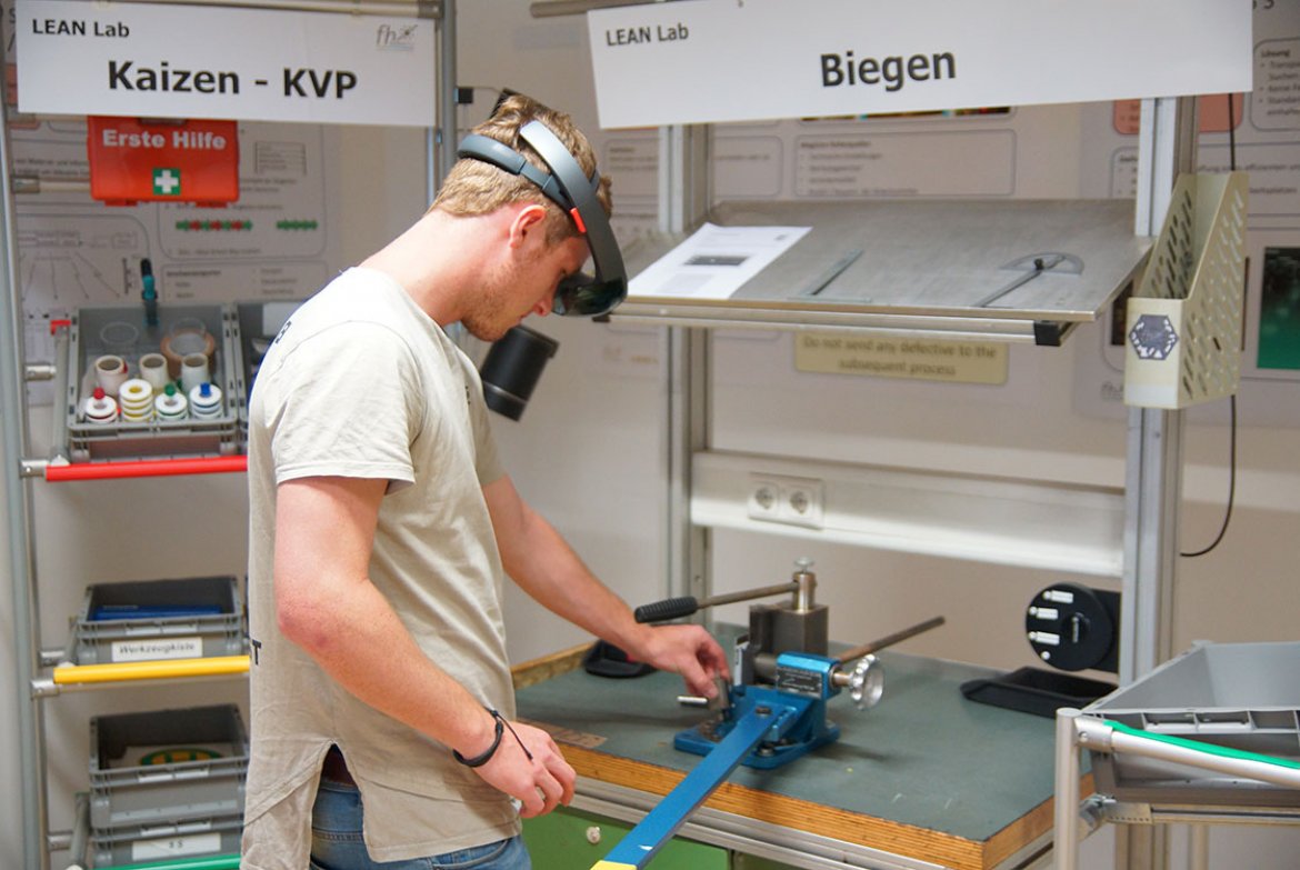 Die Microsoft HoloLens im Einsatz an der Biege-Station im LEAN Lab der FH Kufstein Tirol
