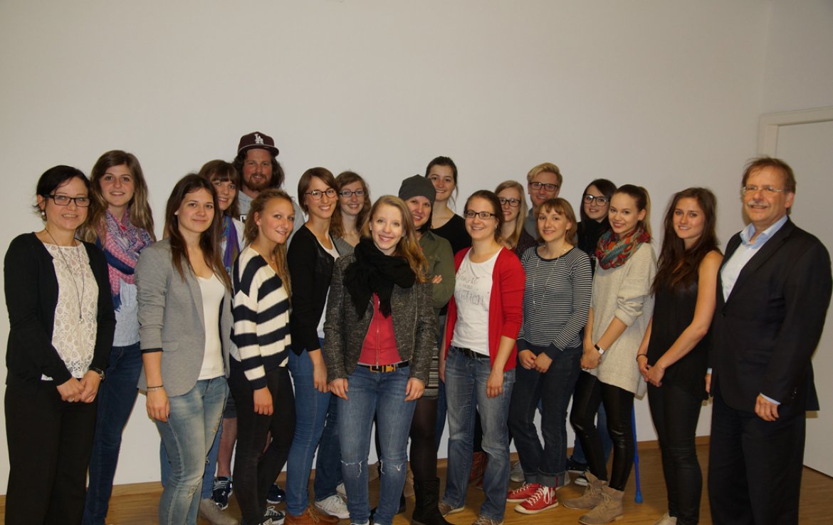 Dr. Rainer Koch (links im Bild) und Dr. Claudia Stura mit den SKVM Studierenden