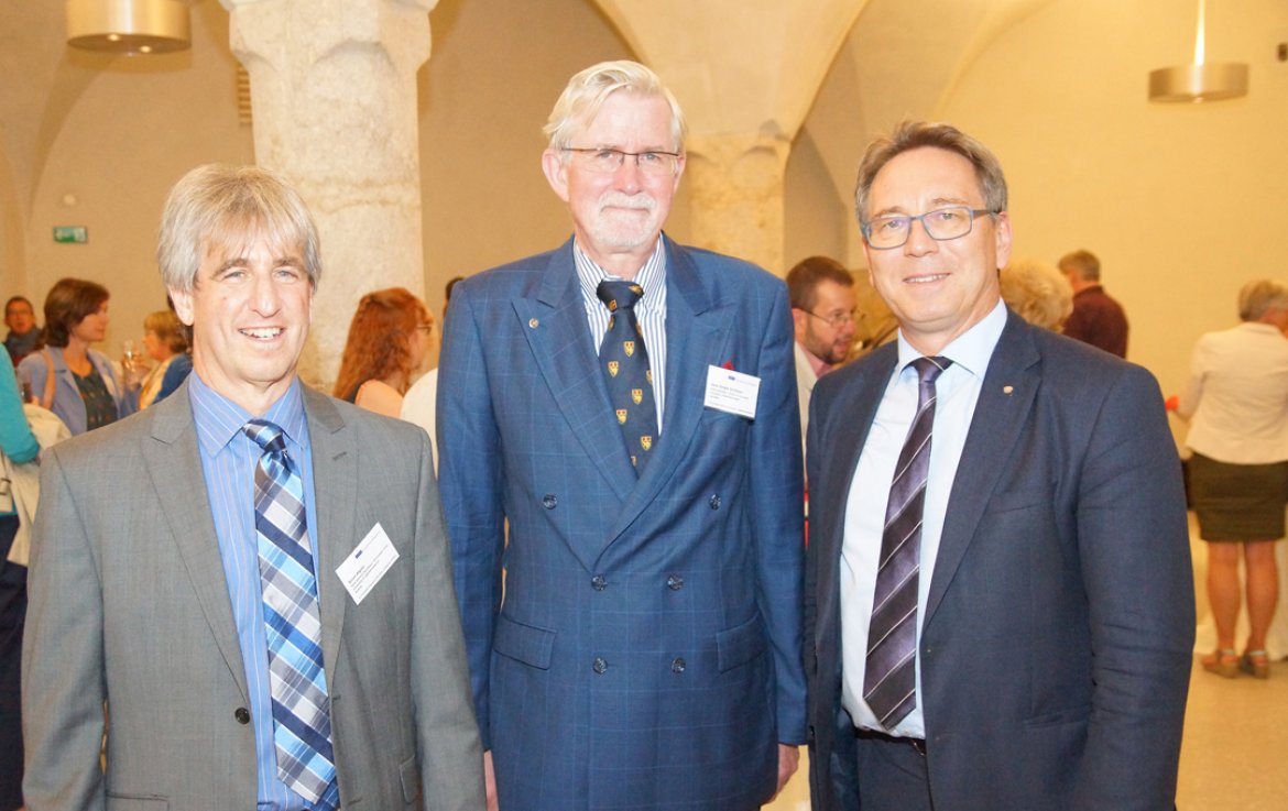 v.l.n.r: Prof. (FH) Brent Kigner, PhD mit AEEE Chairman Hans Jürgen Schlösser und Bürgermeister Mag. Martin Krumschnabel