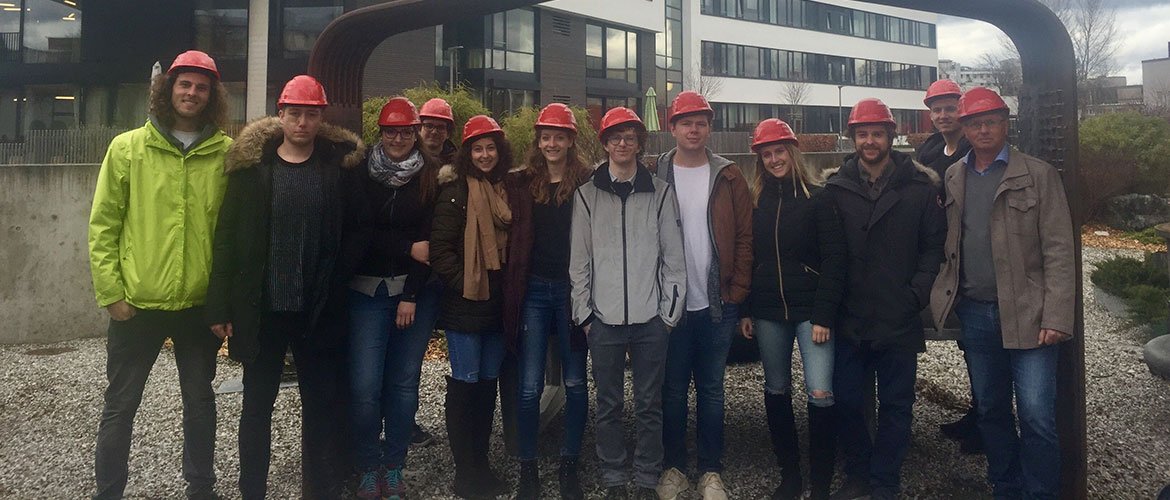 Die Studierenden des Studiengangs Energiewirtschaft vor dem Müllheizkraftwerk in Rosenheim.