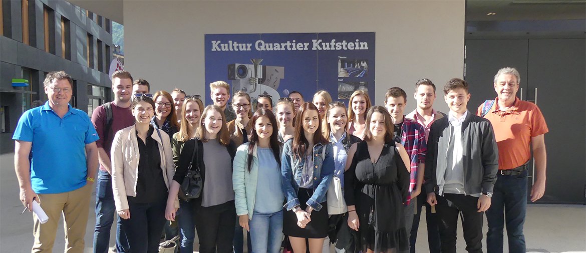 Die 21 Studierenden der FH Kufstein Tirol Studiengang SKVM genossen den Einblick in die Welt des Sportjournalismus