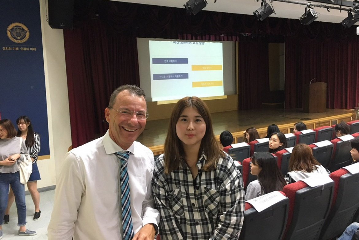 Prof. (FH) Dr. Thomas Madritsch, Geschäftsführer der FH Kufstein Tirol, an der Kyung Hee University in Seoul mit einer koreanischen Studentin, die ihr Auslandssemester in Kufstein verbringen wird.