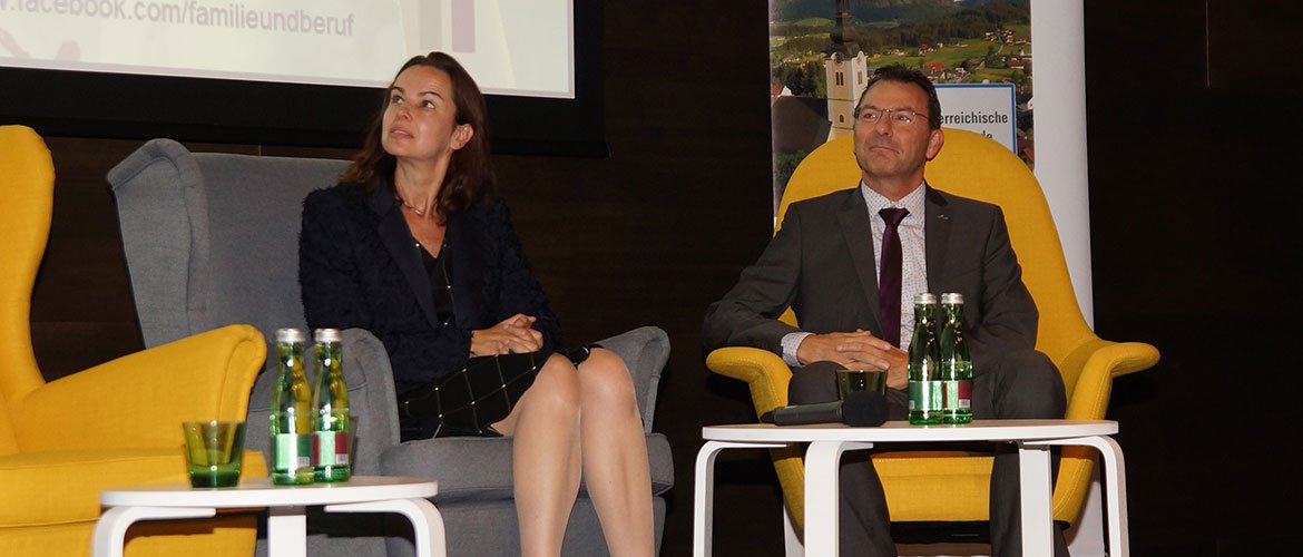 Bundesministerin Dr. Sophie Karmasin mit Prof. (FH) Dr. Thomas Madritsch beim Treffen zum Standortfaktor Familienfreundlichkeit in Kufstein