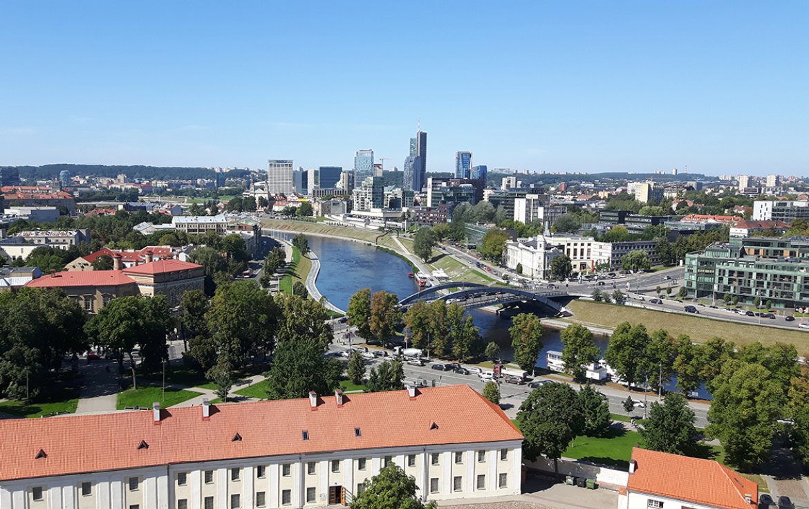 Vilnius und der Fluß Neris, fotografiert vom Gediminas Tower. Hier hat EEW-Student Julian Rümmele sein Auslandssemester verbracht.