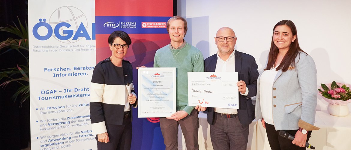 Absolvent der FH Kufstein Tirol erhält mit seiner Bachelorarbeit den 3. Platz bei der „Tourissimus“ Preisverleihung. BSO Petra Nocker-Schwarzenbacher (WKO), Patrick Marcher, Josef Peterleithner (TUI Austria) & Julia Stelzl (ÖGAF) v.l.n.r.