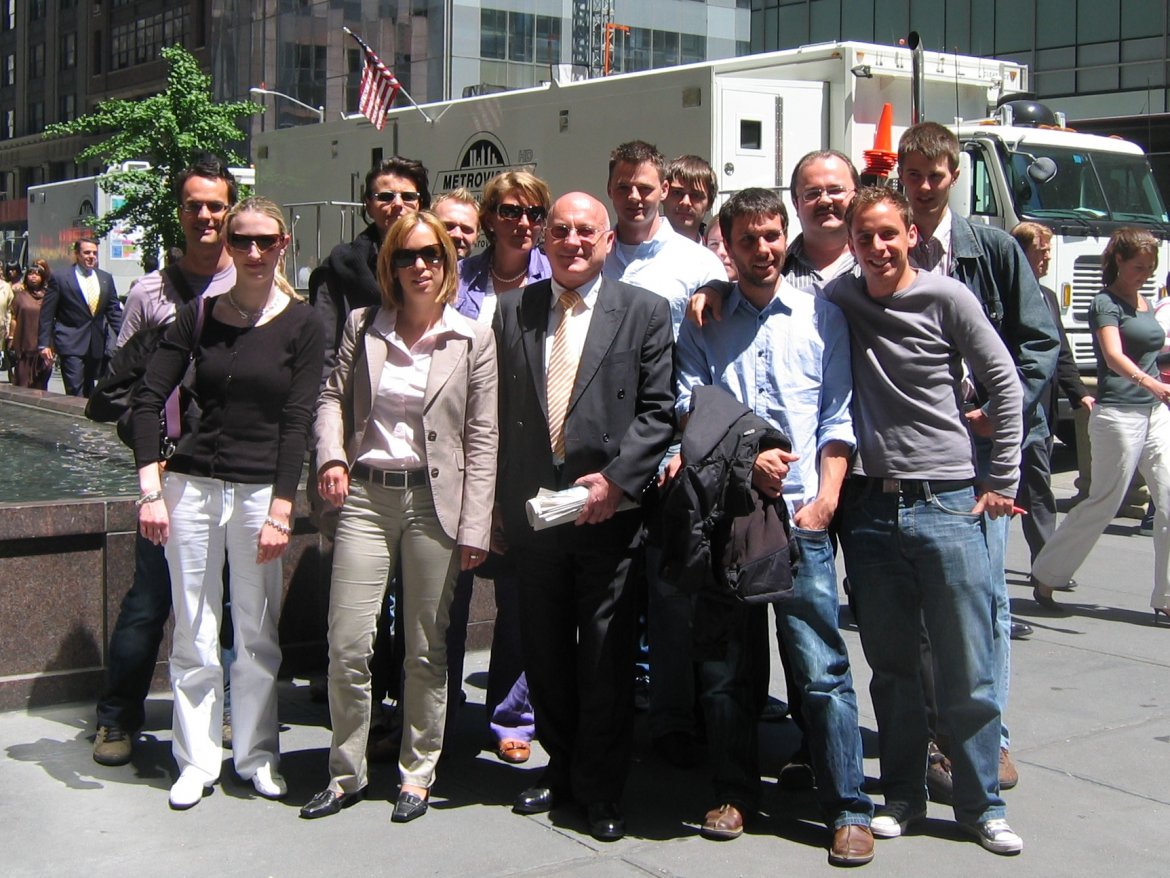 Die Reisegruppe vor dem Gebäude der Raiffeisen Zentralbank in New York