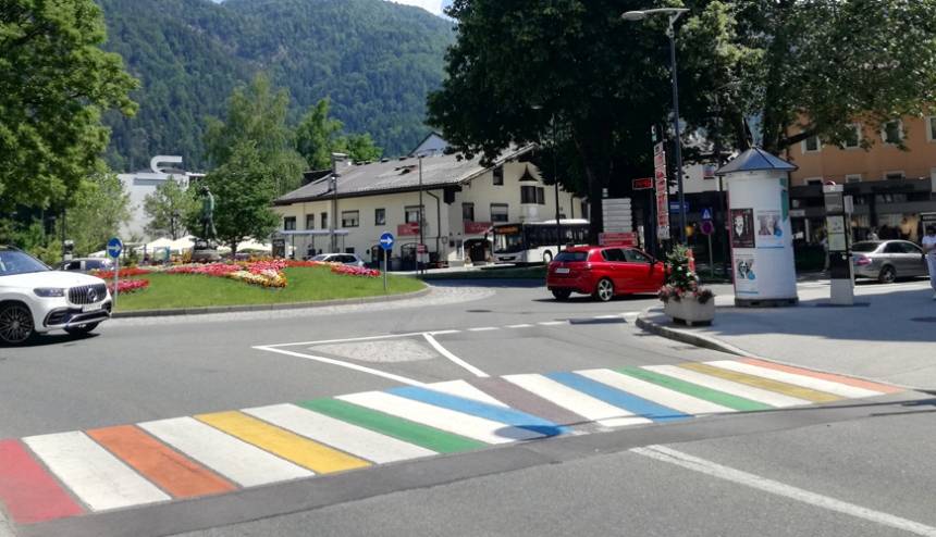 Accompanying the exhibition, Kufstein installs the first rainbow crosswalk in the city center.